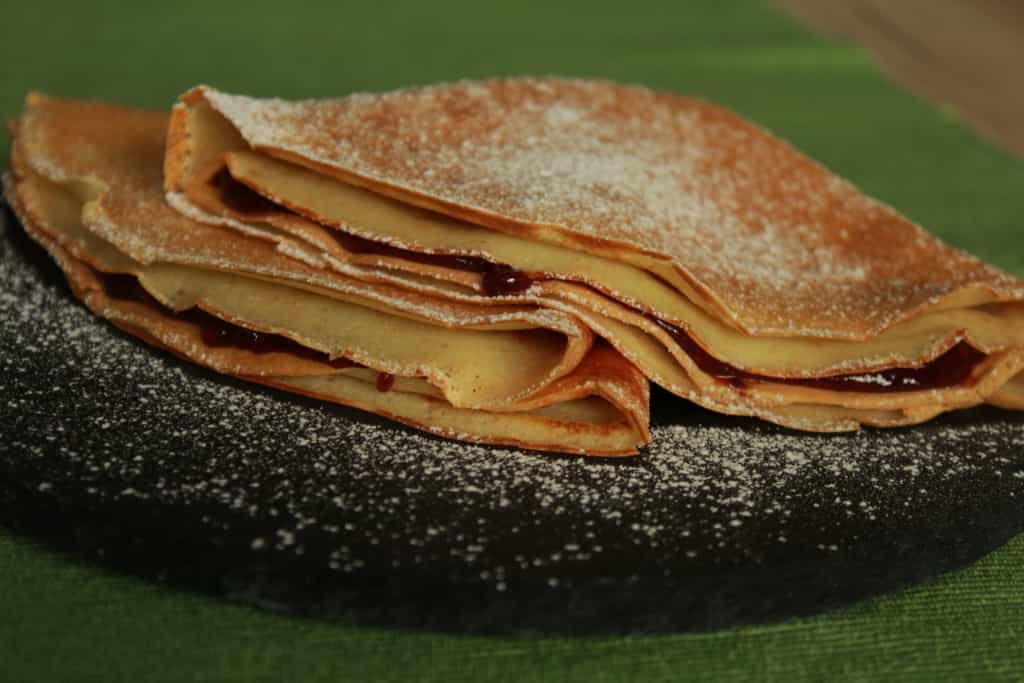 Crepes farcite con confettura di frutti di bosco
