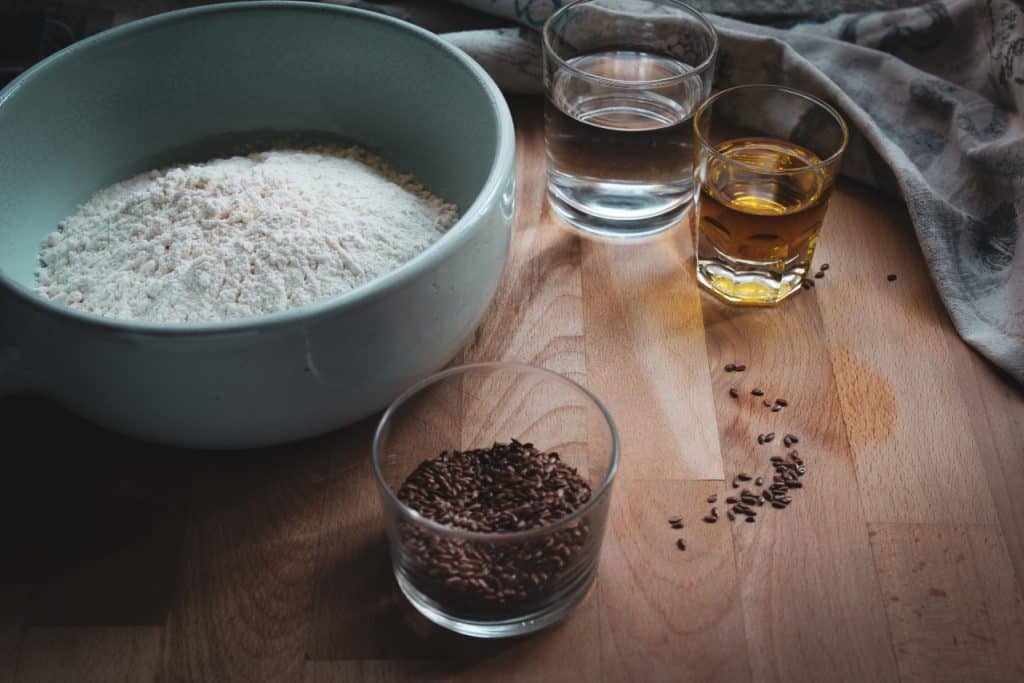 Homemade_flaxseed_ingredients_crackers