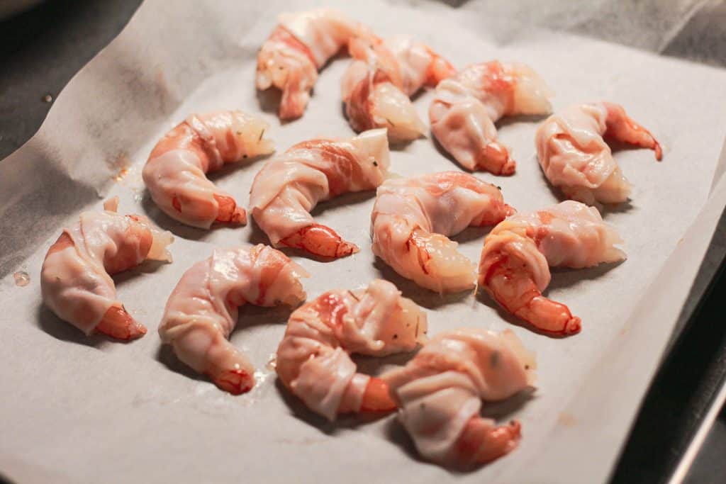 Preparazione gamberi con il lardo